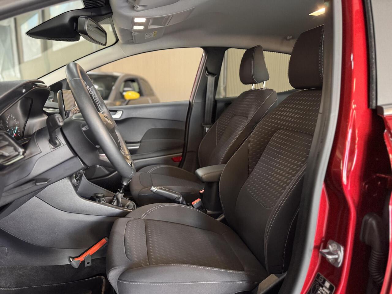 Ford FIESTA 95pk Titanium Navi Camera Ad. Cruise Winter Parking Dodehoek pack Privacy Glass Dealeronderhouden