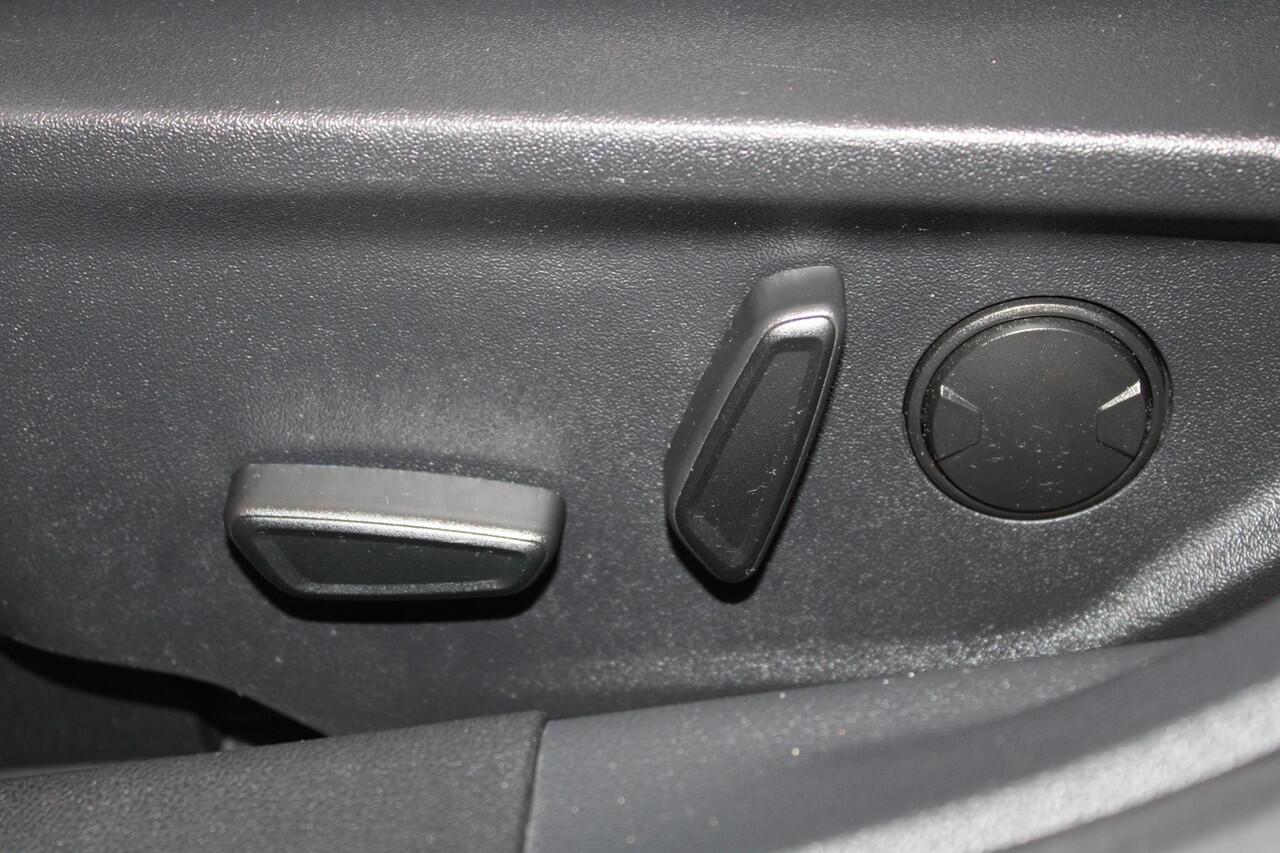 Ford FOCUS Wagon 1.5 EcoBoost 182 PK ST Line Business | LED | Winterpack | BLIS | Adaptieve Cruise Control | Camera | Electrische achterklep | Headup Display | DAB | Leder/Stof | 50DKM!