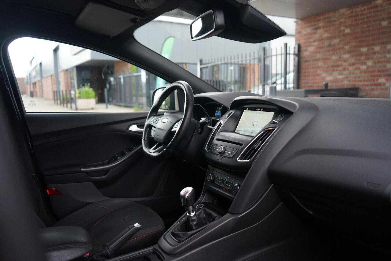 Ford FOCUS Wagon 1.0 St-line , AppleCarplay, Camera, PDC, Nieuwe APK, 140Pk.