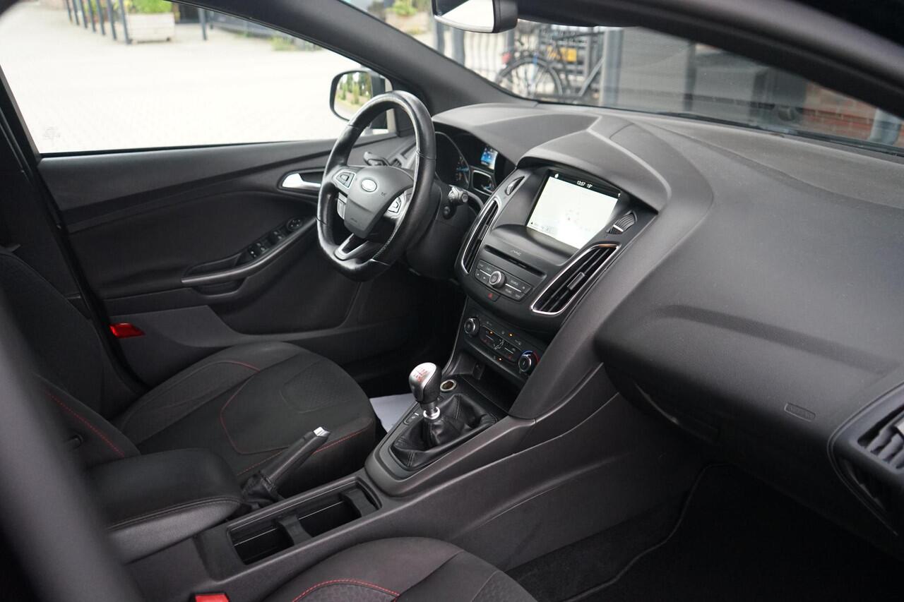 Ford FOCUS Wagon 1.0 St-line , AppleCarplay, Camera, PDC, Nieuwe APK, 140Pk.