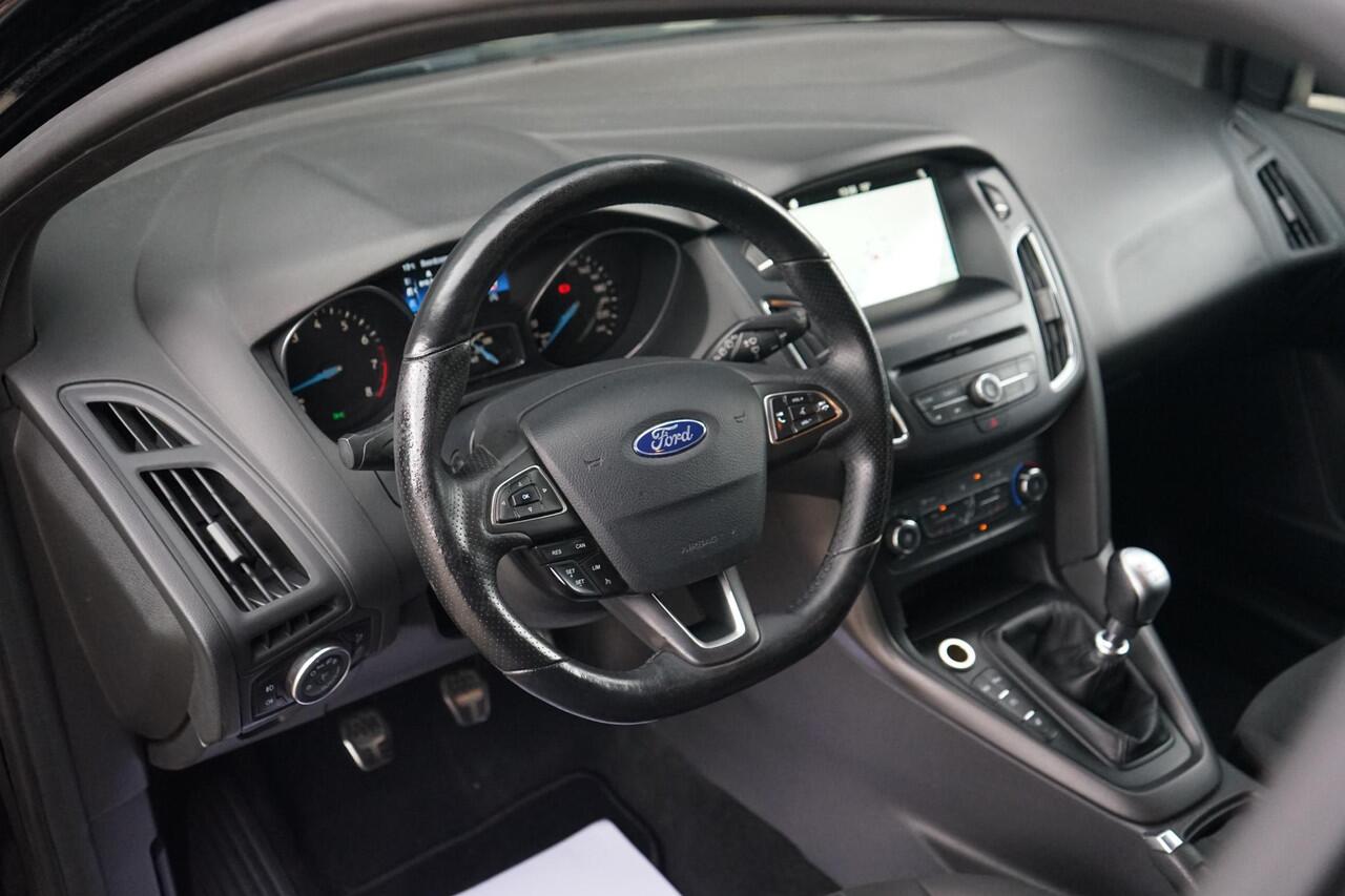 Ford FOCUS Wagon 1.0 St-line , AppleCarplay, Camera, PDC, Nieuwe APK, 140Pk.