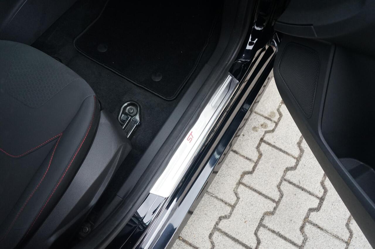 Ford FOCUS Wagon 1.0 St-line , AppleCarplay, Camera, PDC, Nieuwe APK, 140Pk.