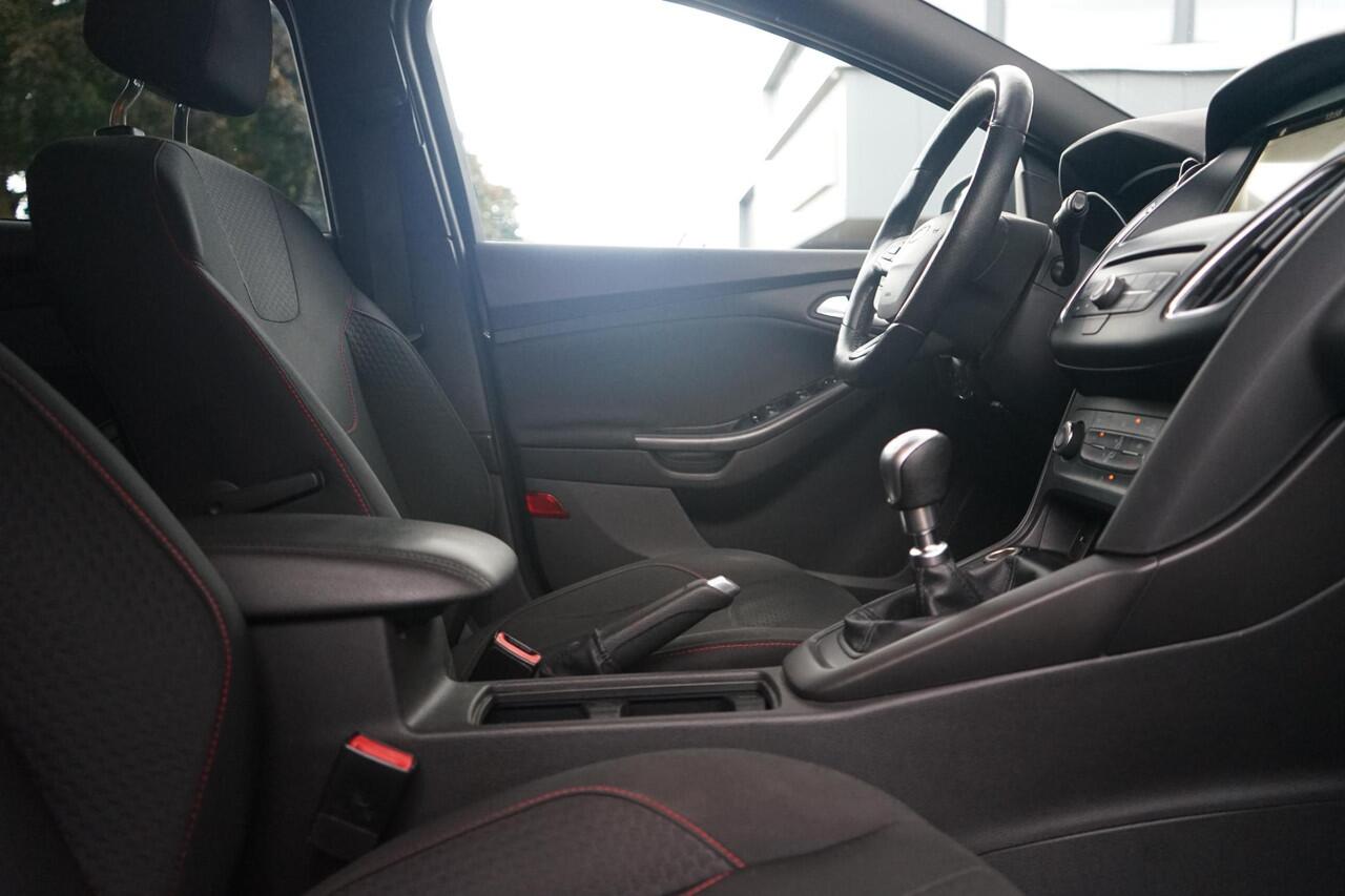 Ford FOCUS Wagon 1.0 St-line , AppleCarplay, Camera, PDC, Nieuwe APK, 140Pk.