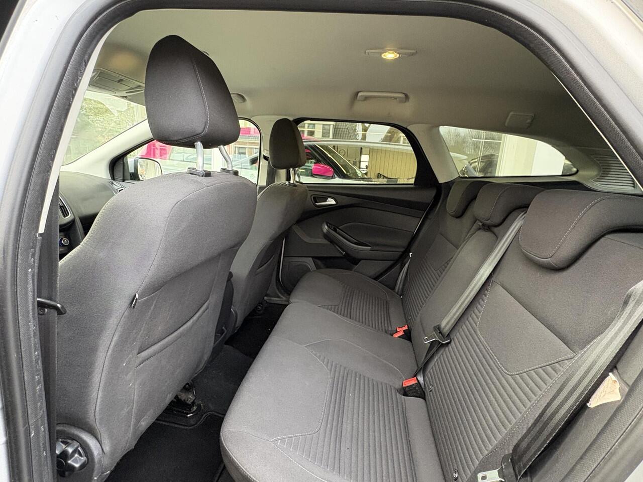 Ford FOCUS Wagon 1.0 Titanium | Stoel- & stuurverwarming | Achteruitrijcamera | Keyless | Navigatie | Trekhaak | Dodehoek detectie