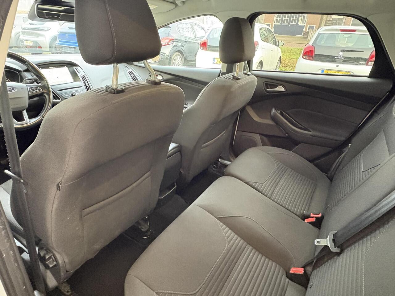 Ford FOCUS Wagon 1.0 Titanium | Stoel- & stuurverwarming | Achteruitrijcamera | Keyless | Navigatie | Trekhaak | Dodehoek detectie