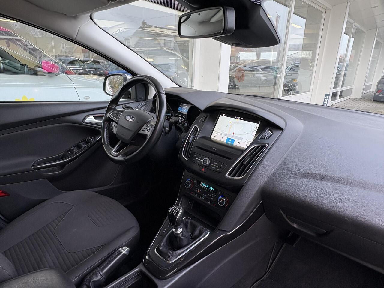 Ford FOCUS Wagon 1.0 Titanium | Stoel- & stuurverwarming | Achteruitrijcamera | Keyless | Navigatie | Trekhaak | Dodehoek detectie