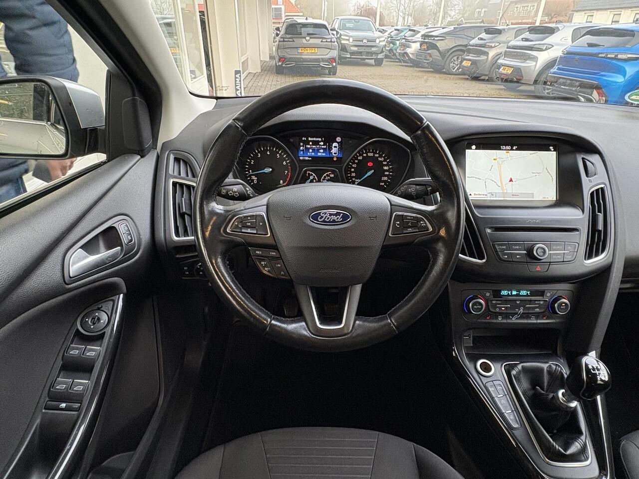 Ford FOCUS Wagon 1.0 Titanium | Stoel- & stuurverwarming | Achteruitrijcamera | Keyless | Navigatie | Trekhaak | Dodehoek detectie