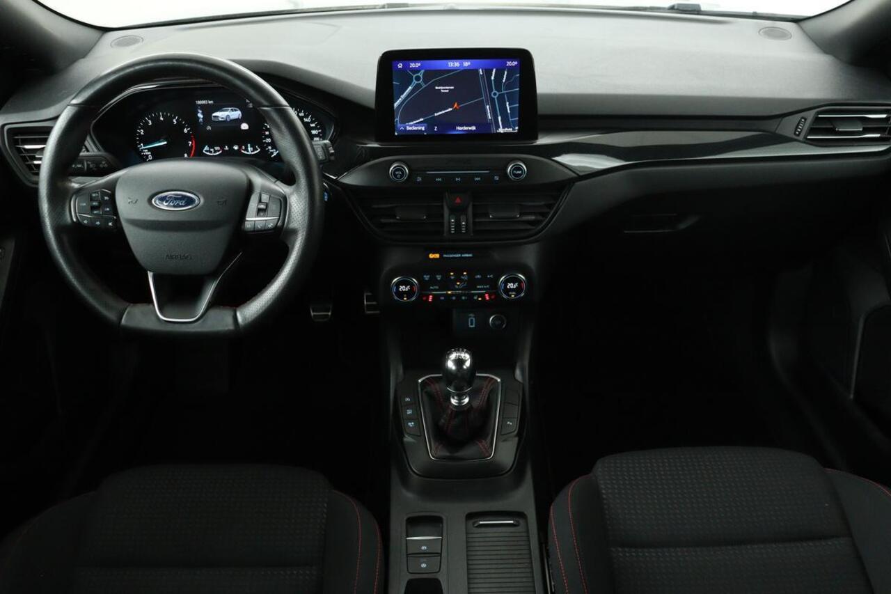 Ford FOCUS 1.5 EcoBoost ST Line | 1e eigenaar | Stoel & stuurverwarming | Trekhaak | Carplay | Navigatie | Climate control | PDC | Keyless