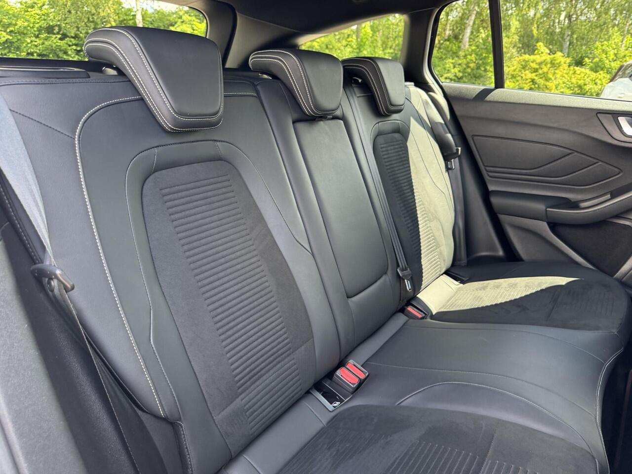 Ford FOCUS Wagon 2.3 EcoBoost ST-3 278pk | Adaptieve cruise control | Adaptieve LED | Trekhaak | Winter Pack | Bang&Olufsen | Elektrische achterklep | Head up Display