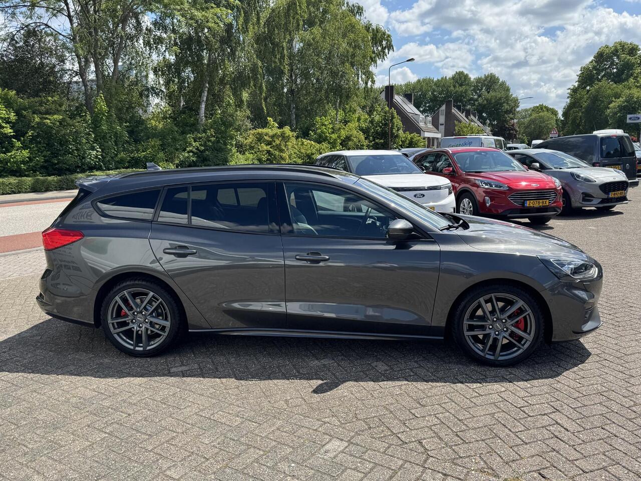 Ford FOCUS Wagon 2.3 EcoBoost ST-3 278pk | Adaptieve cruise control | Adaptieve LED | Trekhaak | Winter Pack | Bang&Olufsen | Elektrische achterklep | Head up Display