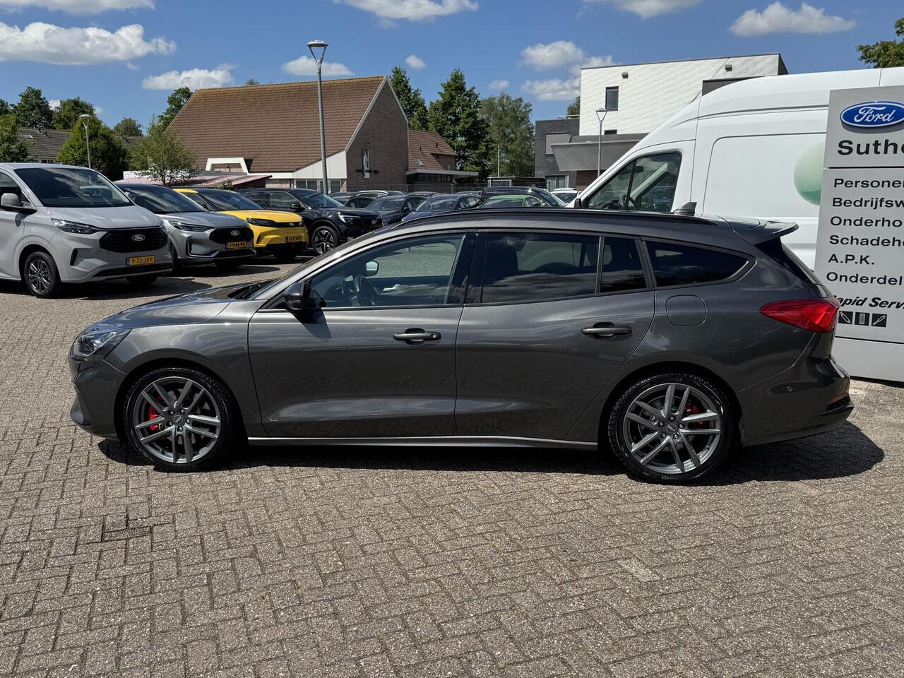 Ford FOCUS Wagon 2.3 EcoBoost ST-3 278pk | Adaptieve cruise control | Adaptieve LED | Trekhaak | Winter Pack | Bang&Olufsen | Elektrische achterklep | Head up Display
