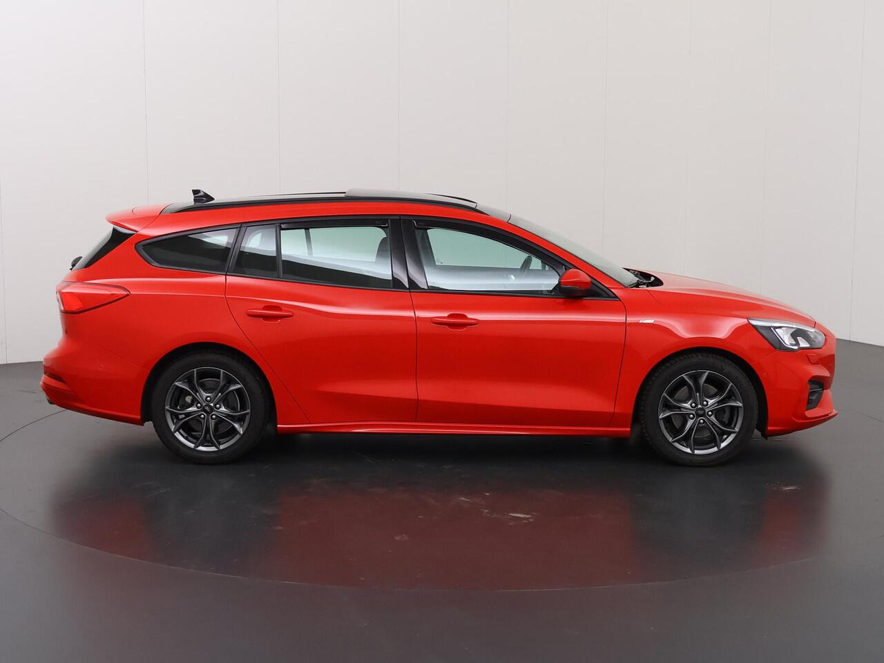 Ford FOCUS Wagon 1.0 EcoBoost ST Line Business | Panoramadak | Winterpakket | Cruise Control | Climate Control |