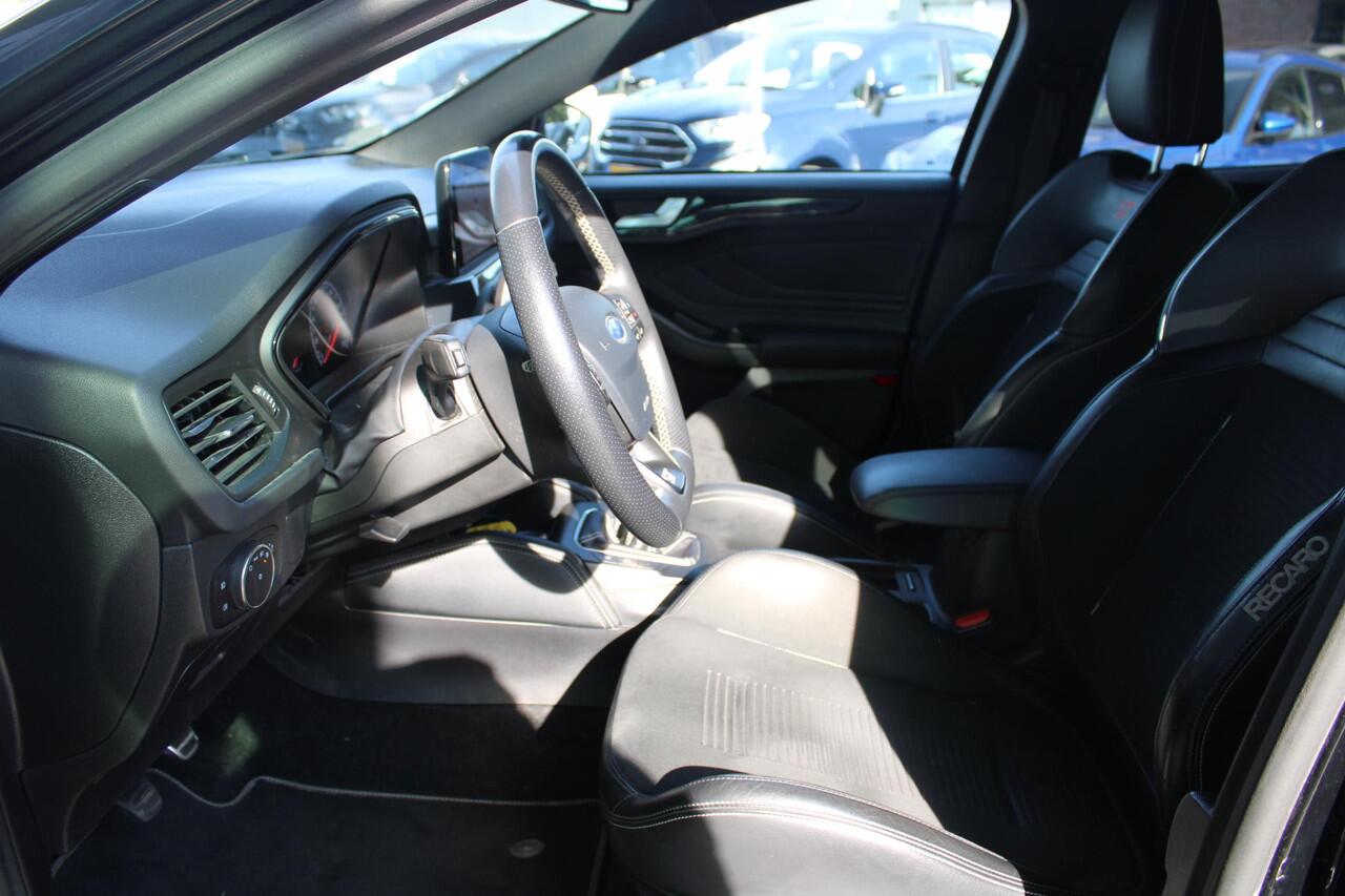 Ford FOCUS 2.3 EcoBoost ST-3 | Winterpack | Adaptieve Cruise Control | Camera | Privacy Glass | 19 INCH Lichtmetalen Velgen | DAB | B&O Sound