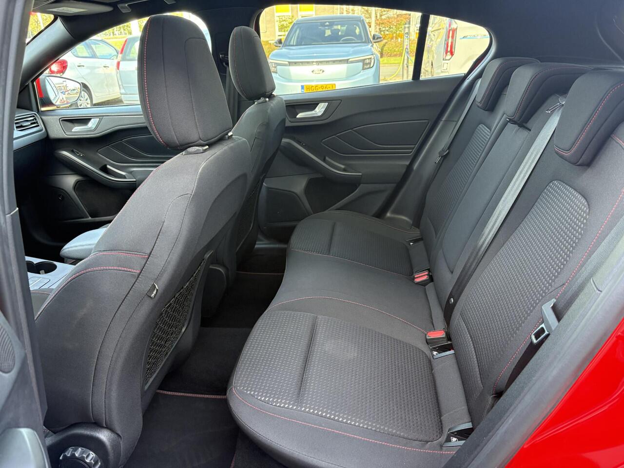 Ford FOCUS 1.5 EcoBoost ST Line Business 150pk | Panoramadak | Winterpack | Heads up Display | 18 inch Licht metaal