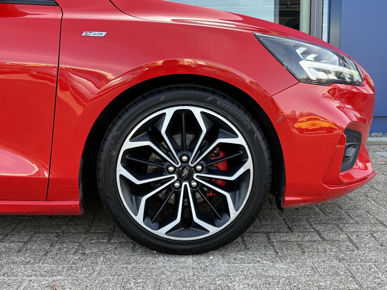 Ford FOCUS 1.5 EcoBoost ST Line Business 150pk | Panoramadak | Winterpack | Heads up Display | 18 inch Licht metaal