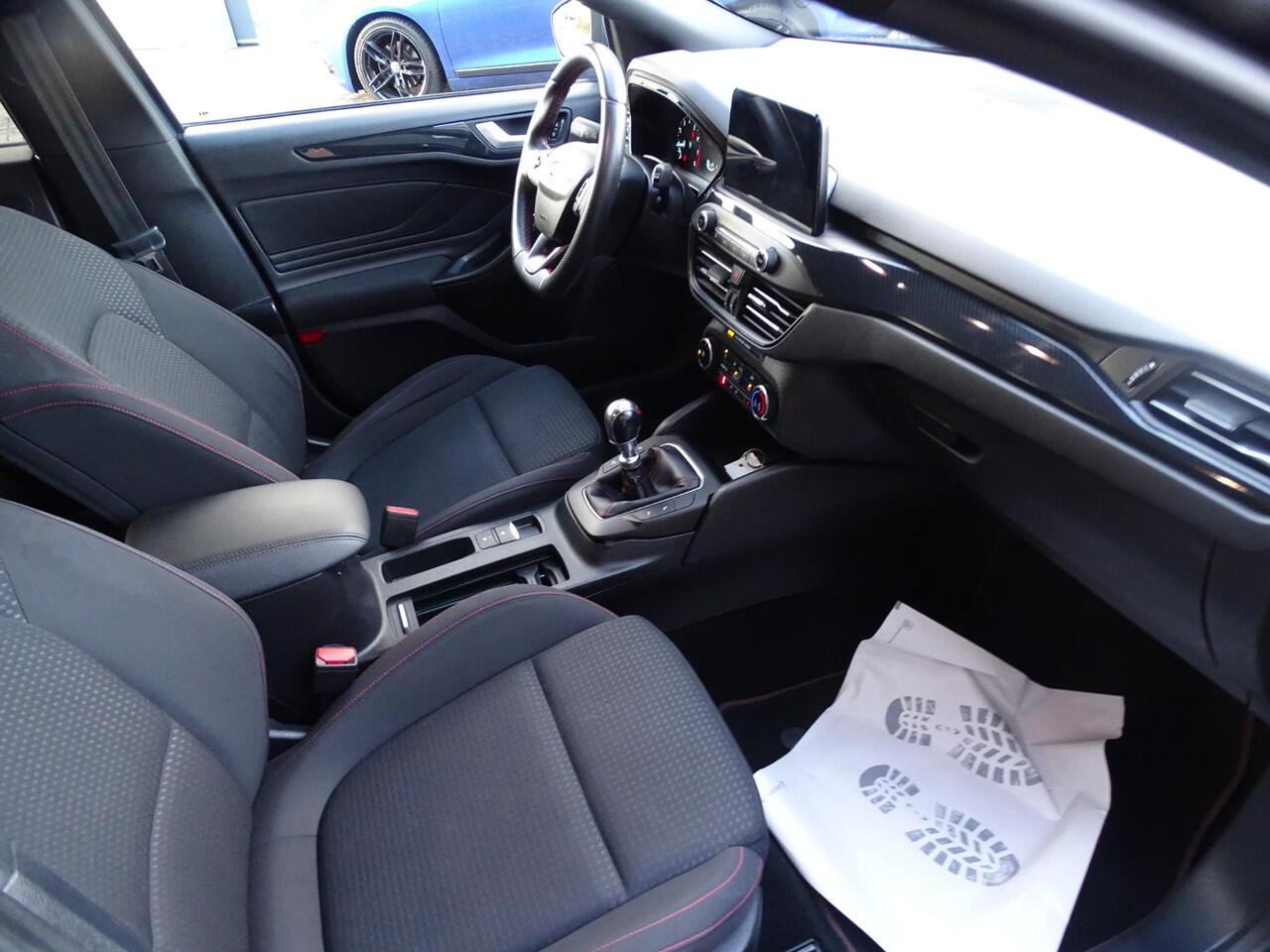 Ford FOCUS Wagon 1.5 EcoBoost Active Business 6-BAK| NAVIGATIE| B&O GELUID | STOELVERWARMING | STUURVERWARMING | ACHTERUIT RIJ CAMERA | FULL LED KOPLAMPEN | CRUISECONTROL| APPLE CARPLAY | PARKEERSENSOREN |