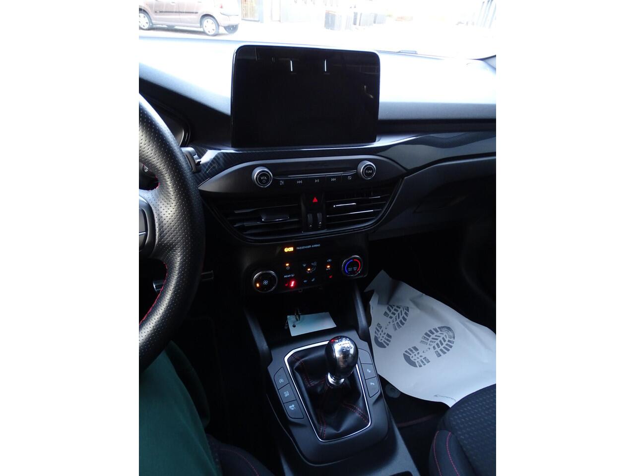 Ford FOCUS Wagon 1.5 EcoBoost Active Business 6-BAK| NAVIGATIE| B&O GELUID | STOELVERWARMING | STUURVERWARMING | ACHTERUIT RIJ CAMERA | FULL LED KOPLAMPEN | CRUISECONTROL| APPLE CARPLAY | PARKEERSENSOREN |