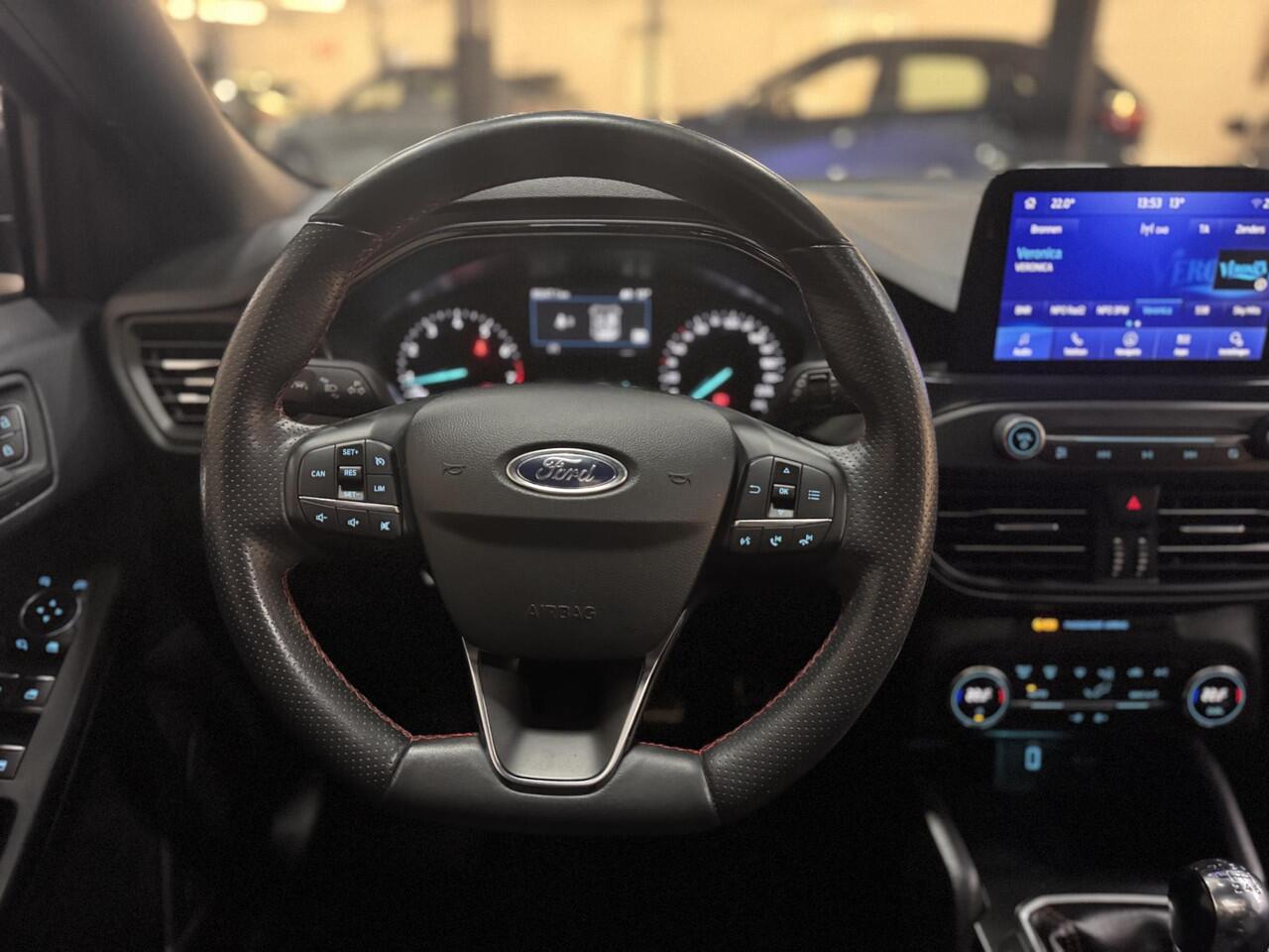 Ford FOCUS 1.5 EcoBoost 182pk ST Line Panoramadak Trekhaak Navi B&O 18" LM velgen Privacy Glass NL-Auto 5drs