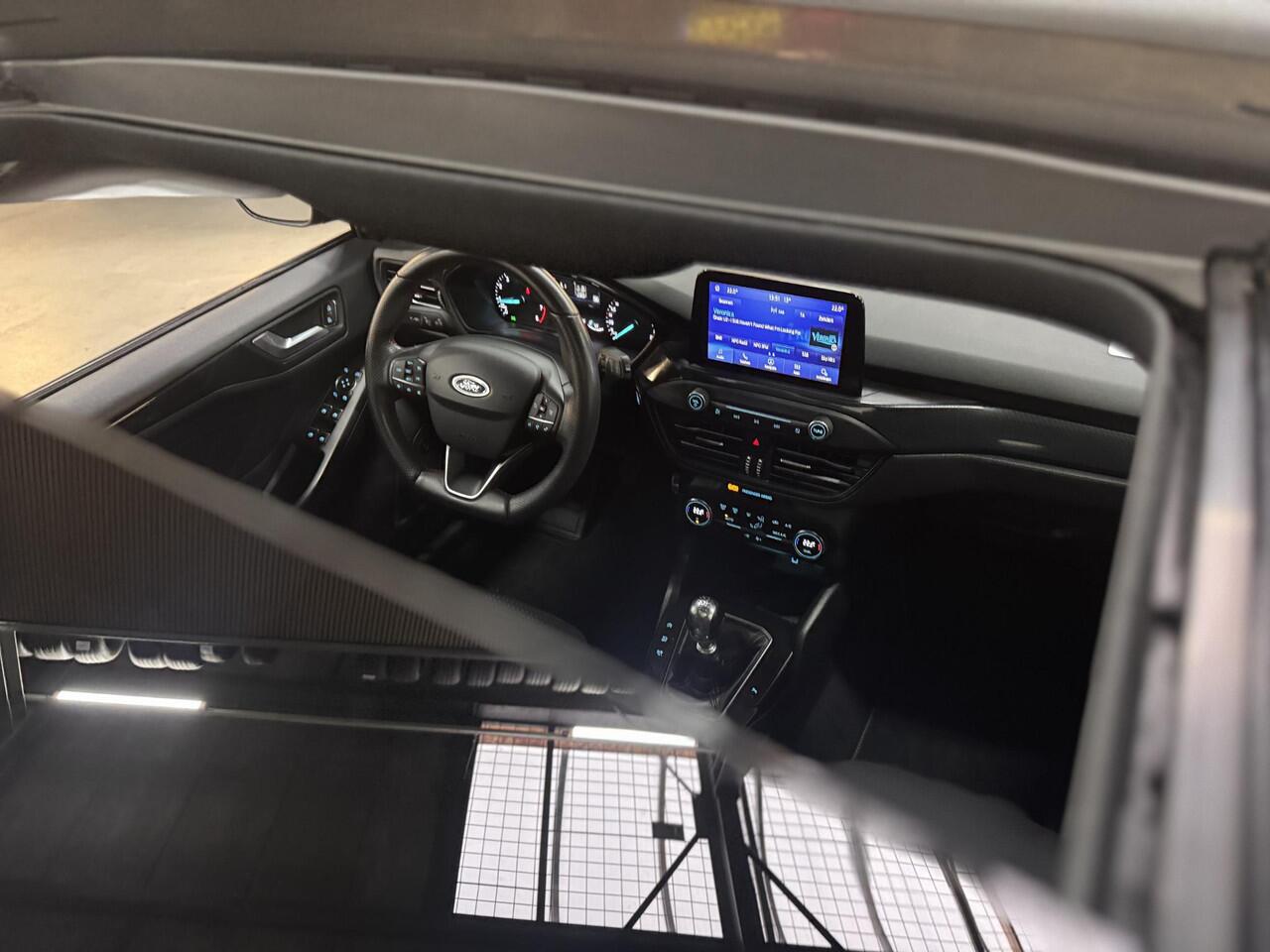 Ford FOCUS 1.5 EcoBoost 182pk ST Line Panoramadak Trekhaak Navi B&O 18" LM velgen Privacy Glass NL-Auto 5drs