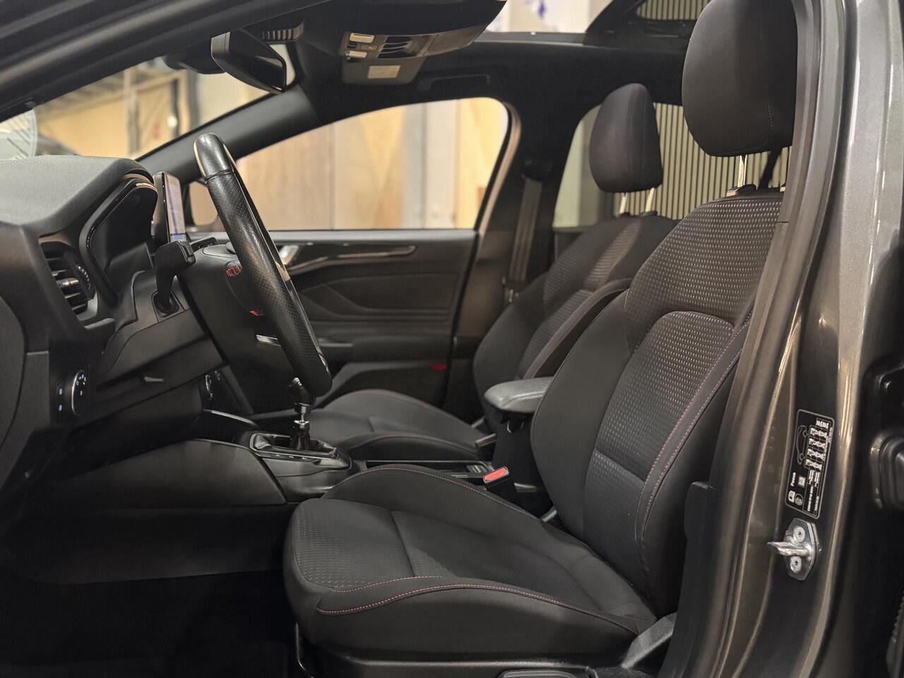 Ford FOCUS 1.5 EcoBoost 182pk ST Line Panoramadak Trekhaak Navi B&O 18" LM velgen Privacy Glass NL-Auto 5drs