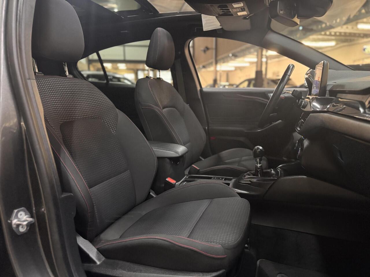 Ford FOCUS 1.5 EcoBoost 182pk ST Line Panoramadak Trekhaak Navi B&O 18" LM velgen Privacy Glass NL-Auto 5drs