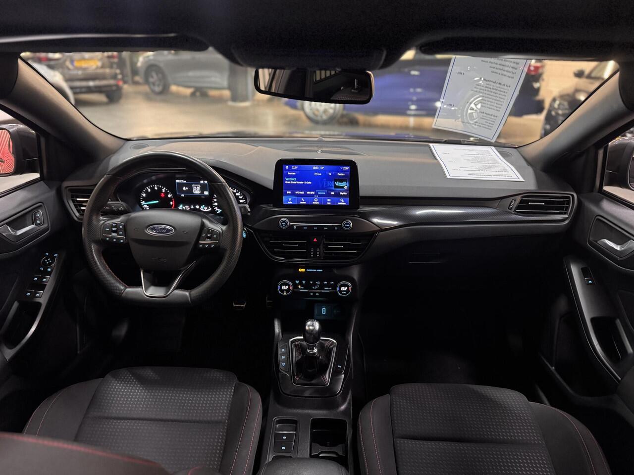 Ford FOCUS 1.5 EcoBoost 182pk ST Line Panoramadak Trekhaak Navi B&O 18" LM velgen Privacy Glass NL-Auto 5drs