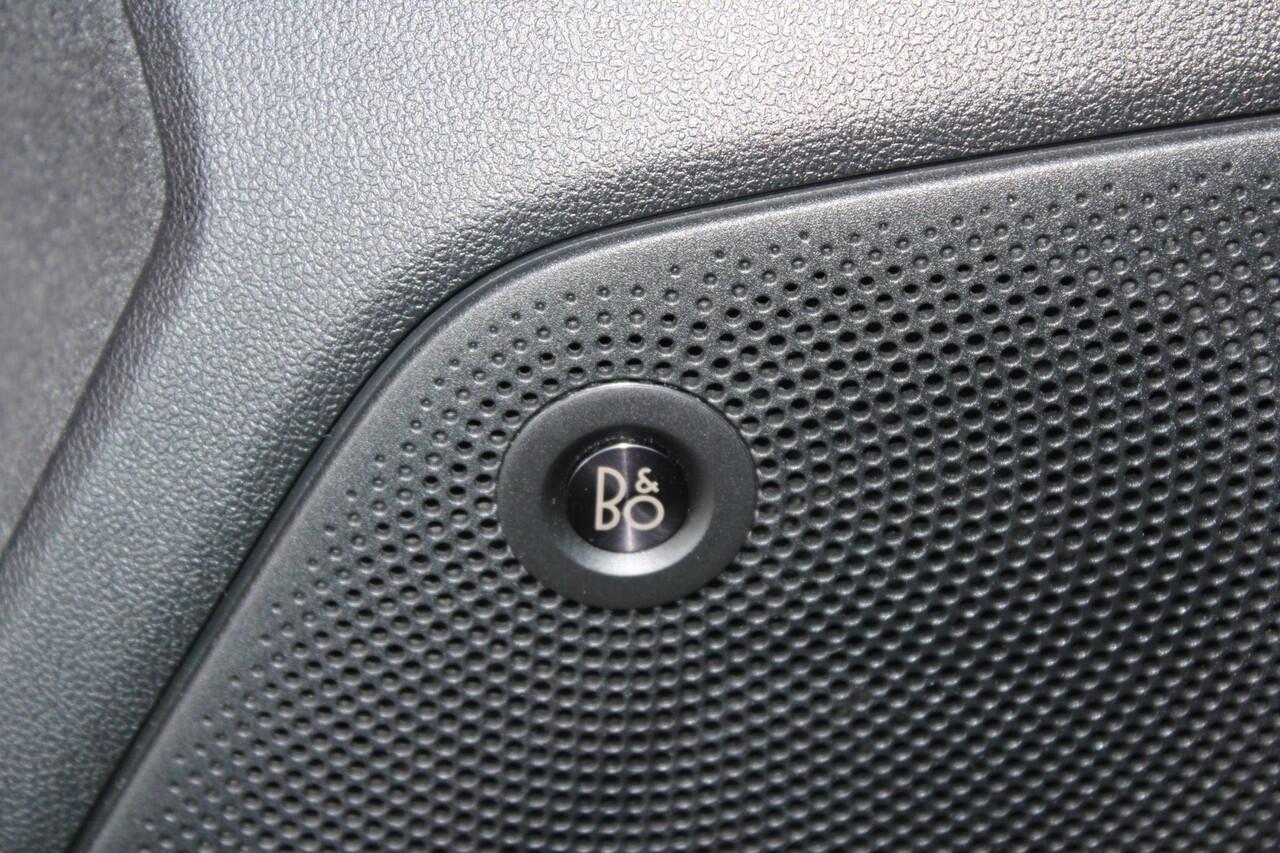 Ford FOCUS 2.3 EcoBoost ST-3 | Winterpack | Adaptieve Cruise Control | Camera | Privacy Glass | 19 INCH Lichtmetalen Velgen | DAB | B&O Sound