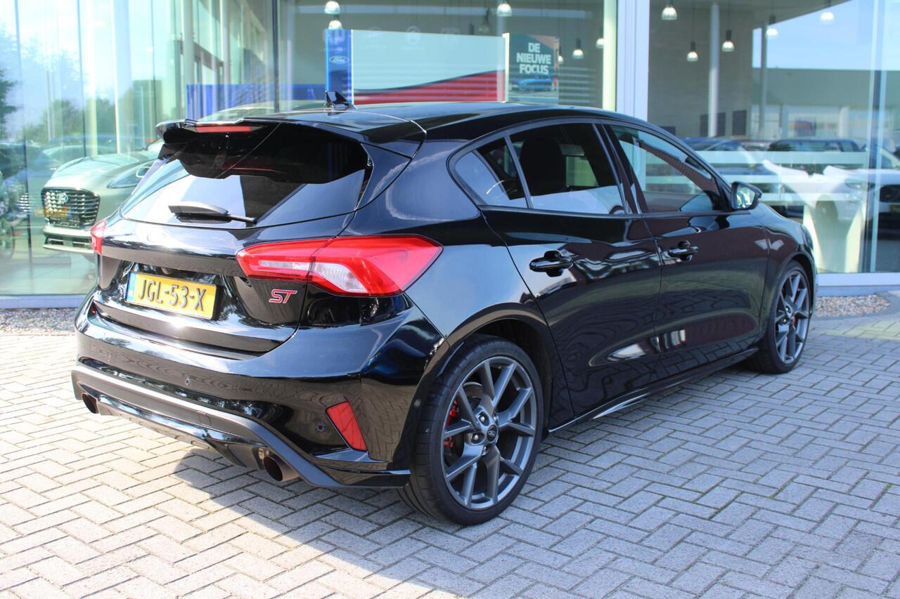 Ford FOCUS 2.3 EcoBoost ST-3 | Winterpack | Adaptieve Cruise Control | Camera | Privacy Glass | 19 INCH Lichtmetalen Velgen | DAB | B&O Sound