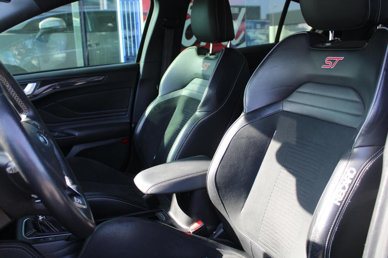 Ford FOCUS 2.3 EcoBoost ST-3 | Winterpack | Adaptieve Cruise Control | Camera | Privacy Glass | 19 INCH Lichtmetalen Velgen | DAB | B&O Sound