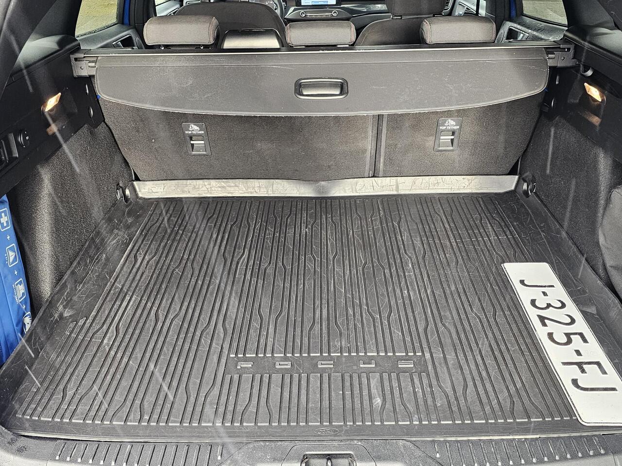 Ford FOCUS Wagon 1.5 EcoBoost ST-line Business 150 pk | Full led | PDC v+a | Trekhaak afneembaar | Keyless entry | Winterpack | Camera | Lane assist etc.