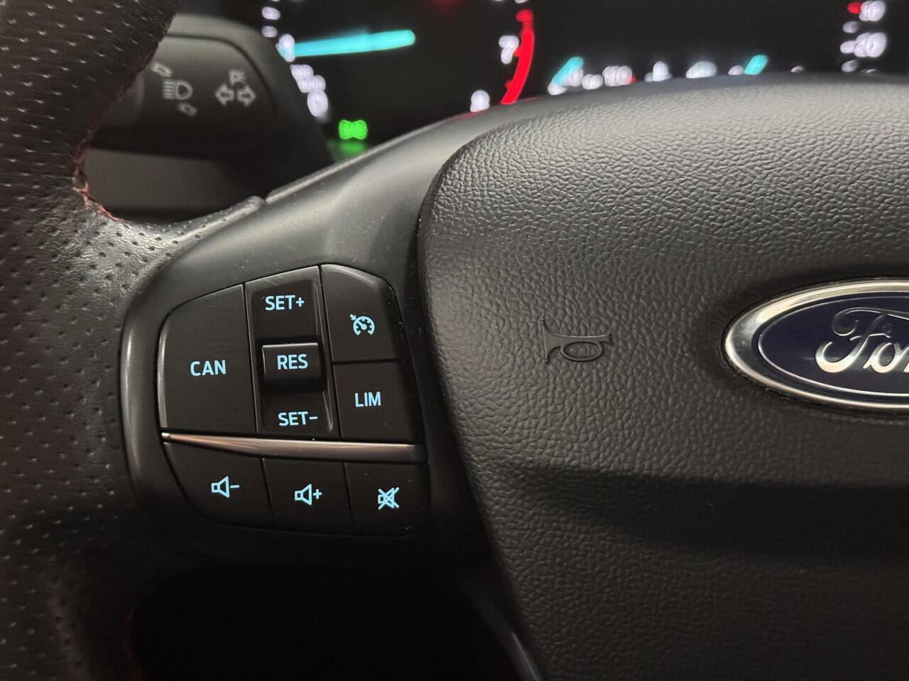 Ford FOCUS 1.5 EcoBoost 182pk ST Line Panoramadak Trekhaak Navi B&O 18" LM velgen Privacy Glass NL-Auto 5drs