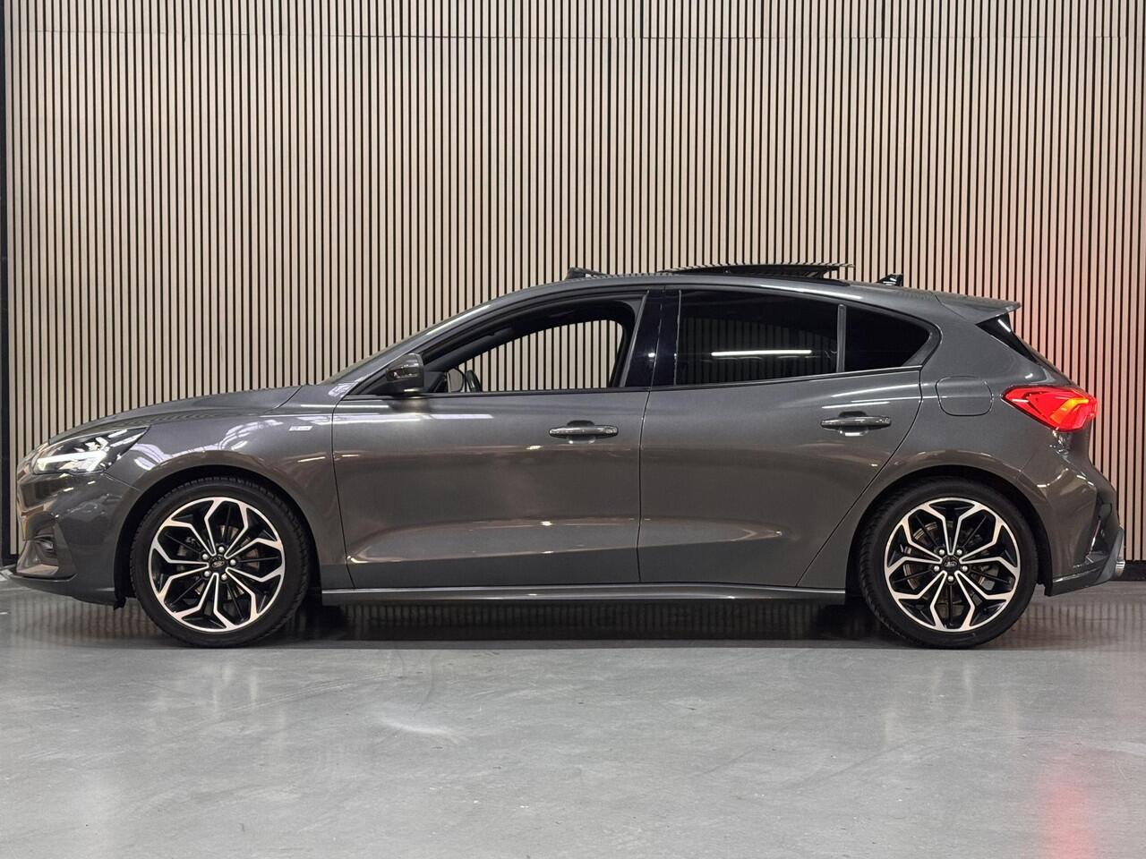 Ford FOCUS 1.5 EcoBoost 182pk ST Line Panoramadak Trekhaak Navi B&O 18" LM velgen Privacy Glass NL-Auto 5drs