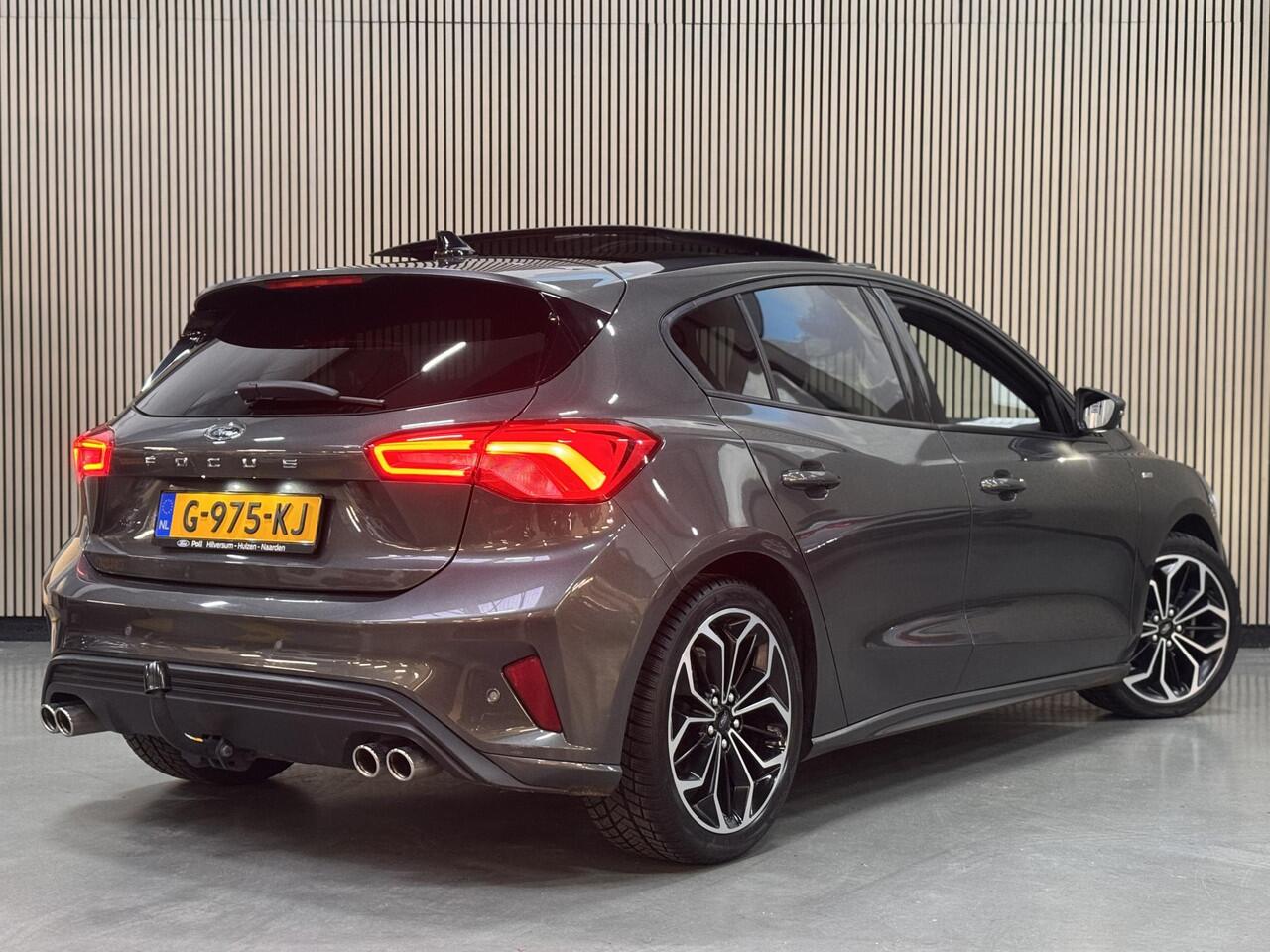 Ford FOCUS 1.5 EcoBoost 182pk ST Line Panoramadak Trekhaak Navi B&O 18" LM velgen Privacy Glass NL-Auto 5drs