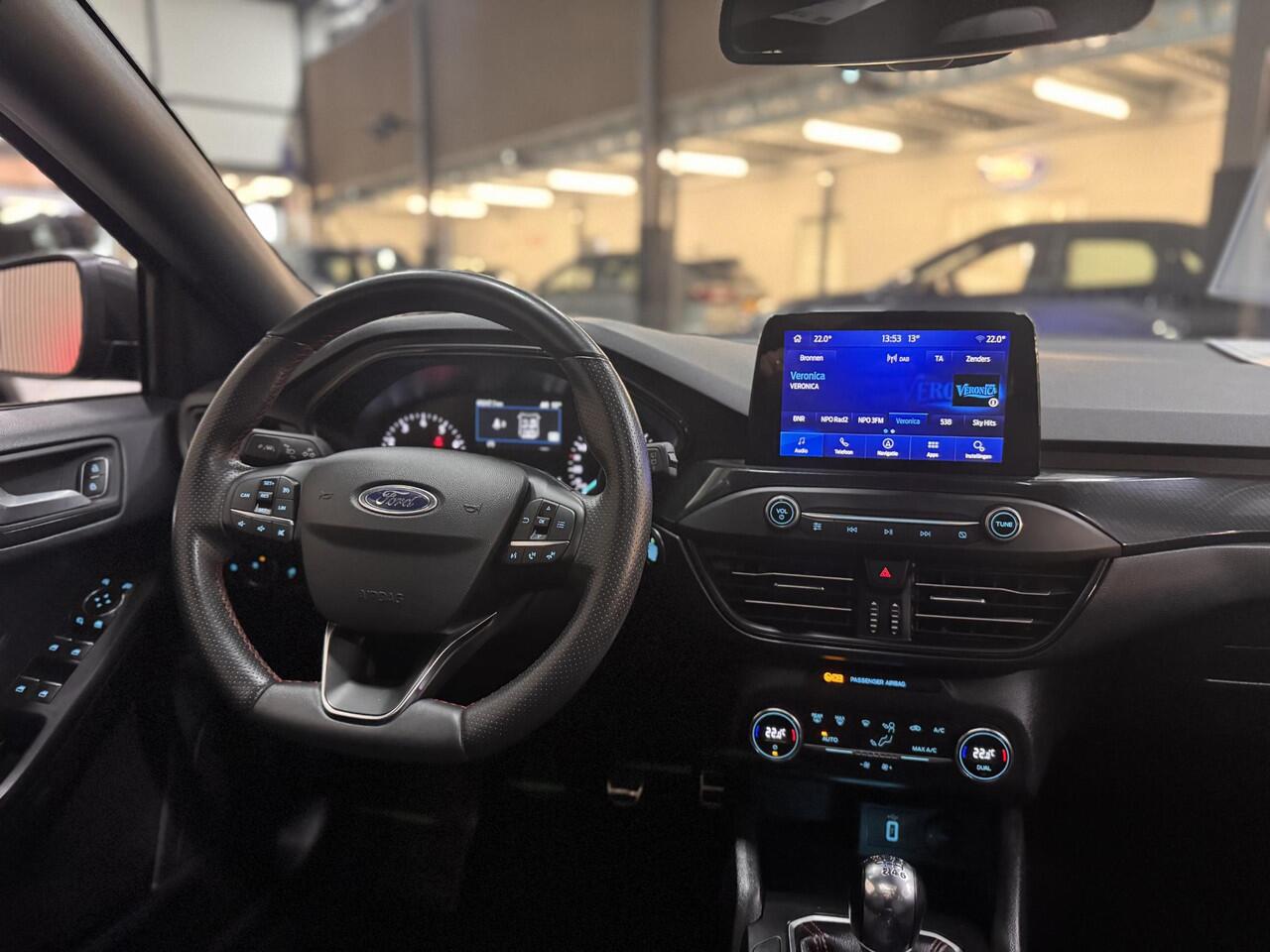 Ford FOCUS 1.5 EcoBoost 182pk ST Line Panoramadak Trekhaak Navi B&O 18" LM velgen Privacy Glass NL-Auto 5drs