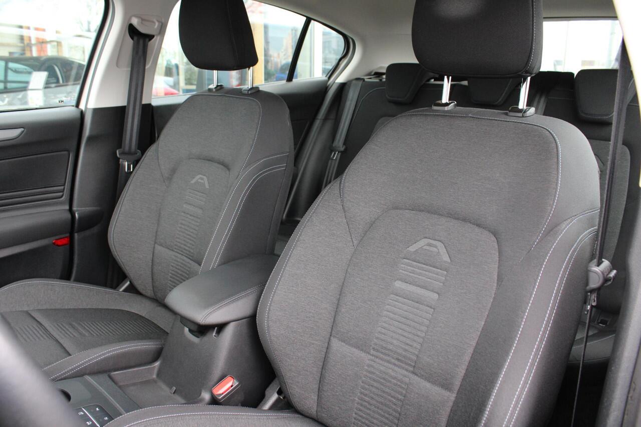 Ford FOCUS 1.5 EcoBoost Active Business 150pk | Dealeronderhouden! | Automaat | Trekhaak 1500KG | Cruise Control | Navigatie | Airco | Parkeersensoren |