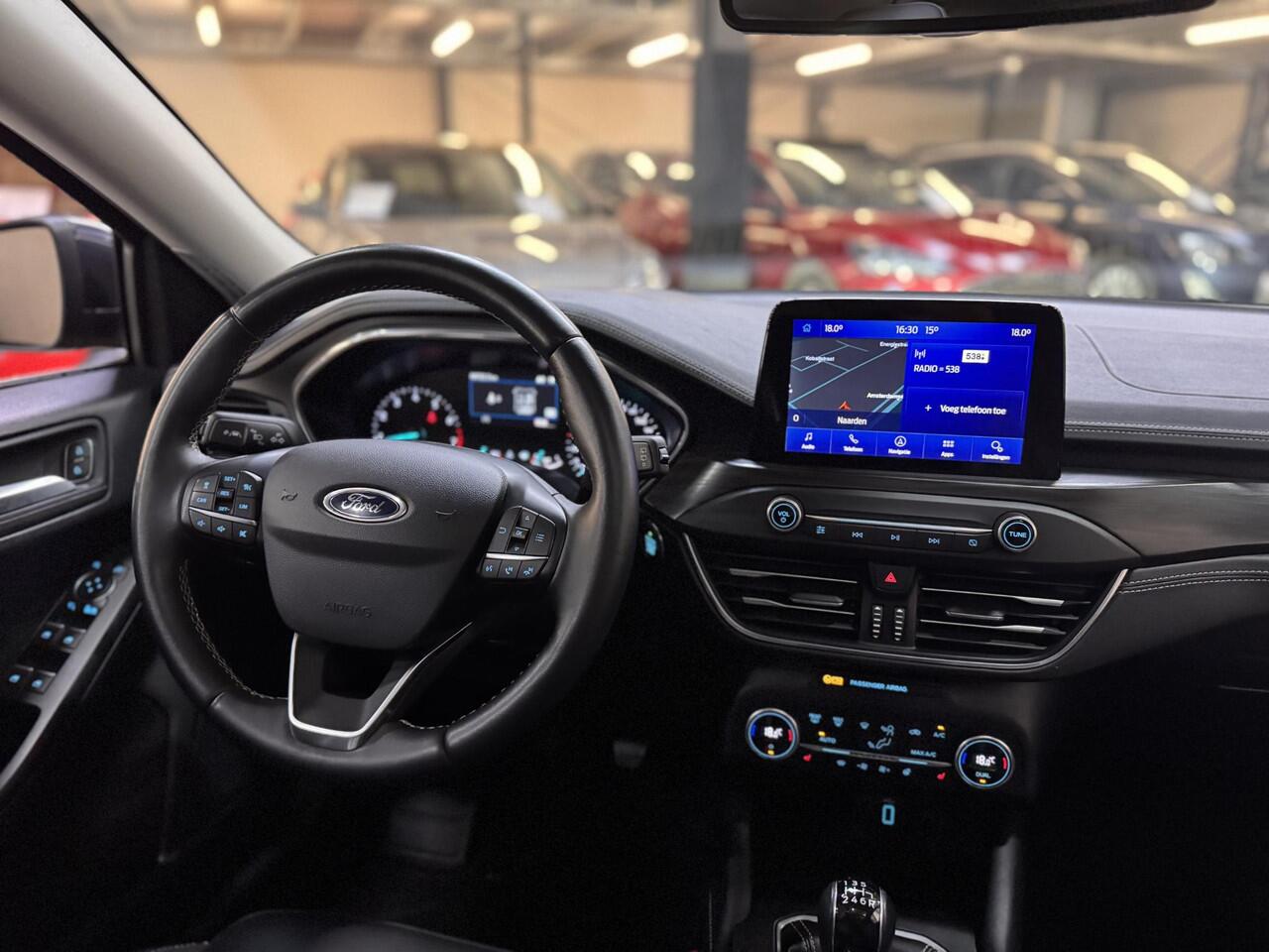 Ford FOCUS 125pk Vignale Panoramadak Trekhaak Ad Cruise Winter Parking pack B&O Navi HUD El. Klep Wagon