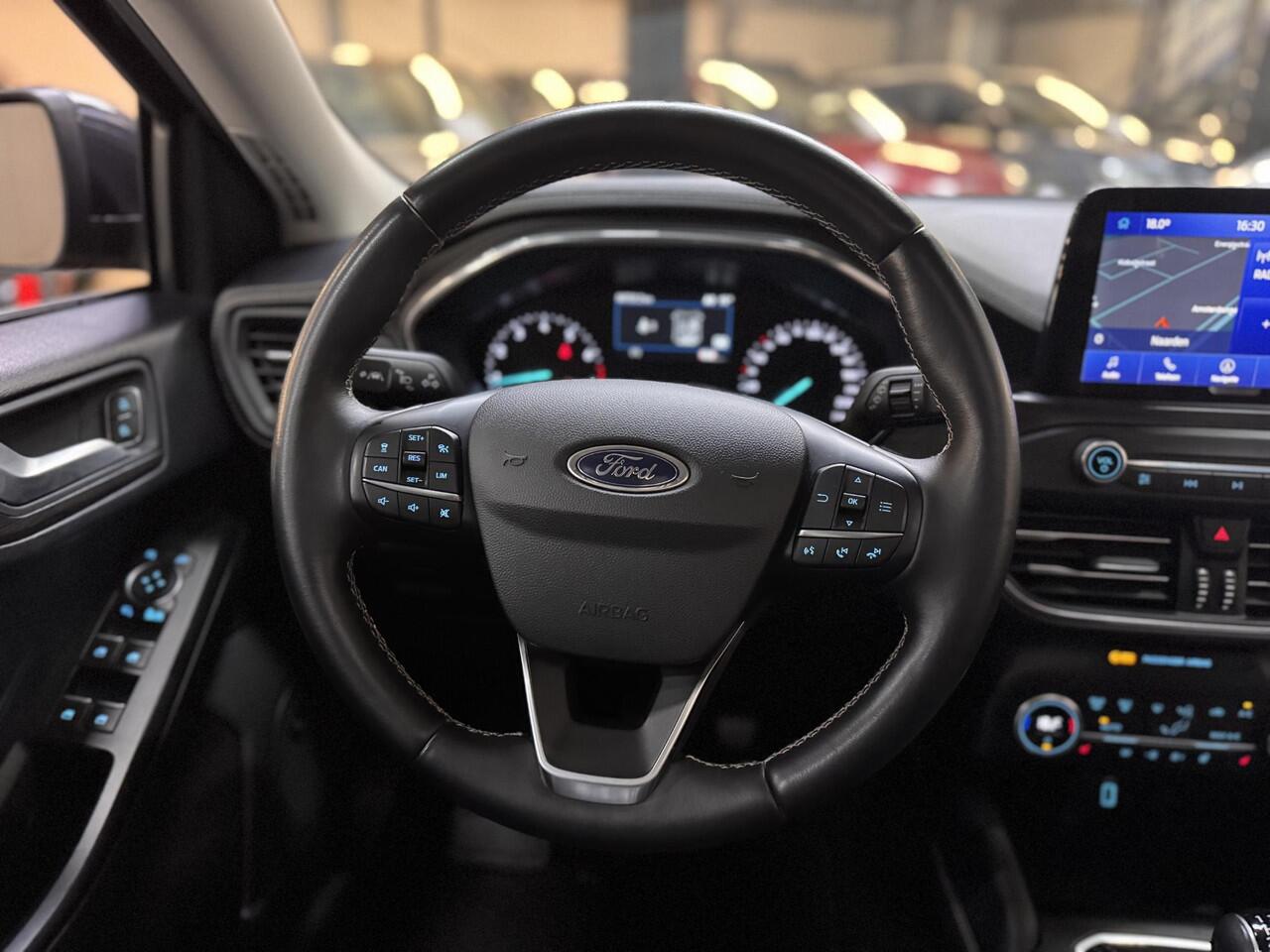 Ford FOCUS 125pk Vignale Panoramadak Trekhaak Ad Cruise Winter Parking pack B&O Navi HUD El. Klep Wagon