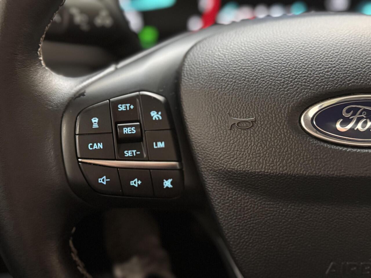 Ford FOCUS 125pk Vignale Panoramadak Trekhaak Ad Cruise Winter Parking pack B&O Navi HUD El. Klep Wagon