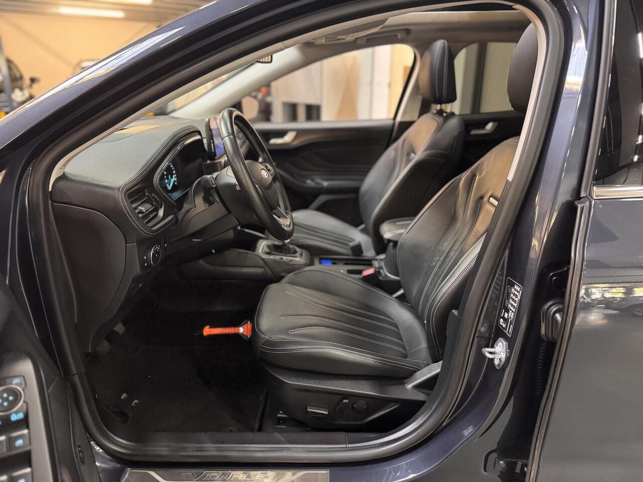 Ford FOCUS 125pk Vignale Panoramadak Trekhaak Ad Cruise Winter Parking pack B&O Navi HUD El. Klep Wagon