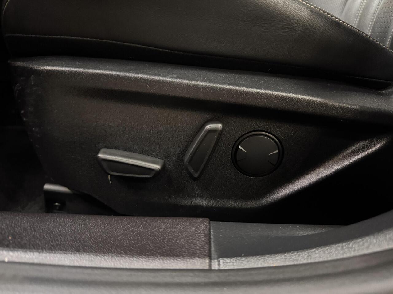 Ford FOCUS 125pk Vignale Panoramadak Trekhaak Ad Cruise Winter Parking pack B&O Navi HUD El. Klep Wagon