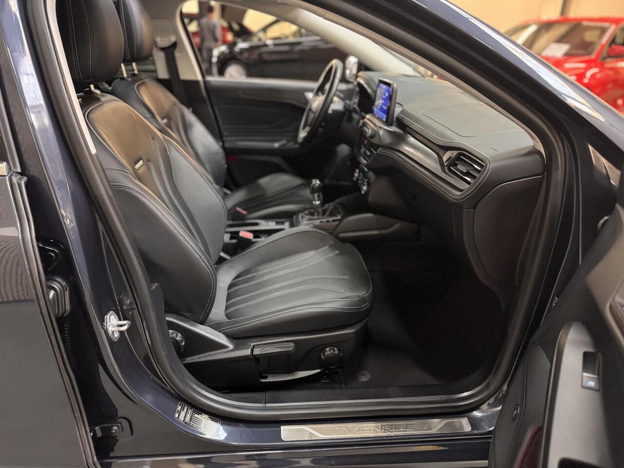 Ford FOCUS 125pk Vignale Panoramadak Trekhaak Ad Cruise Winter Parking pack B&O Navi HUD El. Klep Wagon