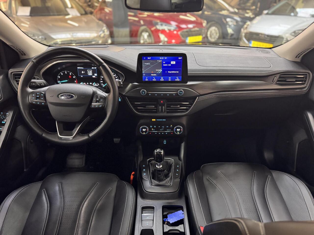 Ford FOCUS 125pk Vignale Panoramadak Trekhaak Ad Cruise Winter Parking pack B&O Navi HUD El. Klep Wagon