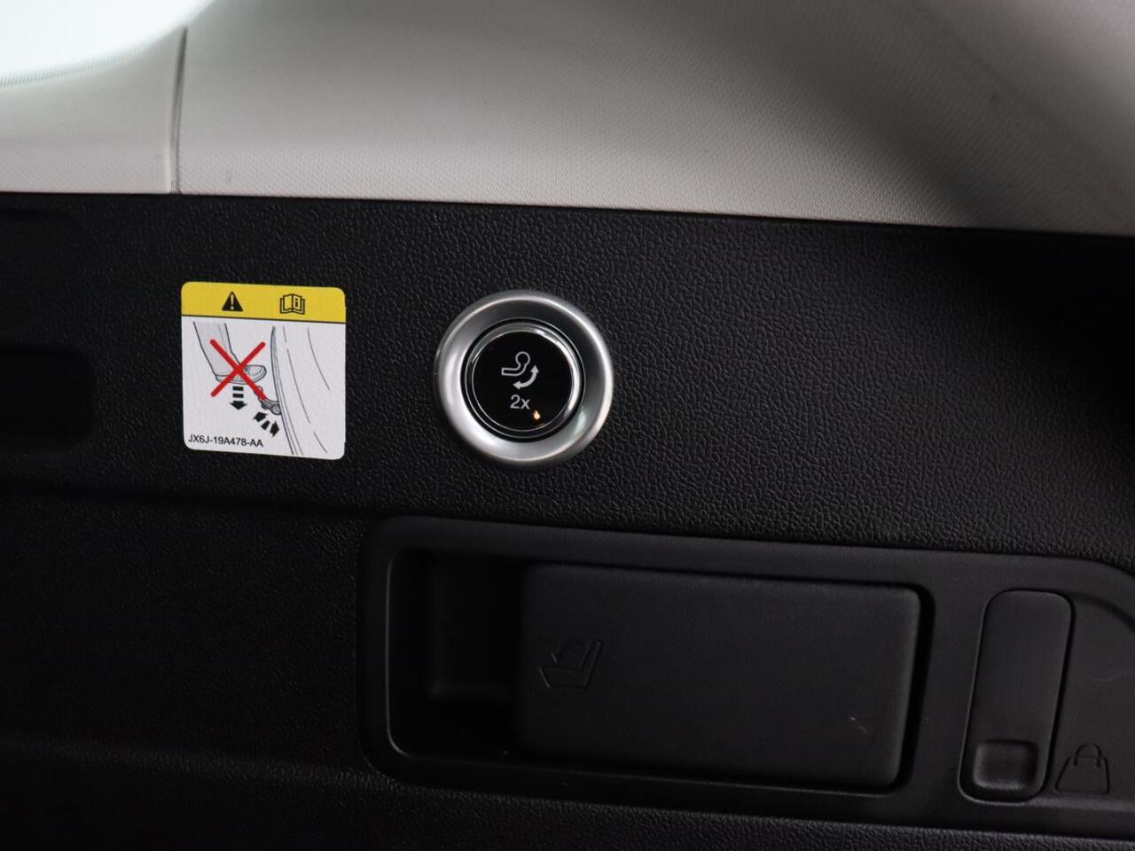 Ford FOCUS 1.0 EcoBoost Titanium | Trekhaak | Carplay | Navigatie | Keyless | Full LED | Parkeerhulp | Climate control | Cruise control