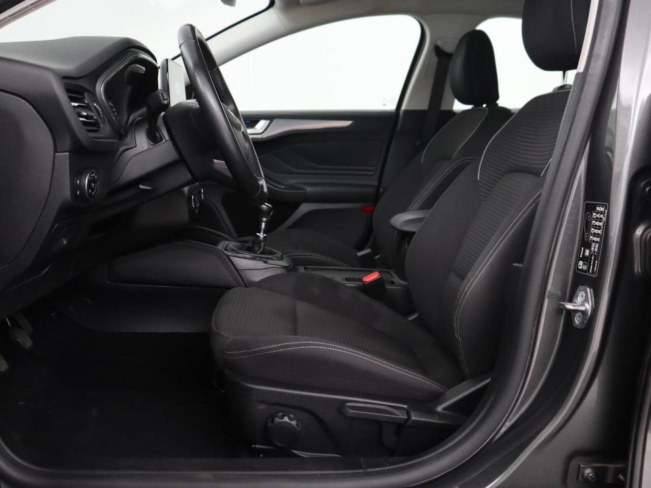 Ford FOCUS 1.0 EcoBoost Titanium | Trekhaak | Carplay | Navigatie | Keyless | Full LED | Parkeerhulp | Climate control | Cruise control