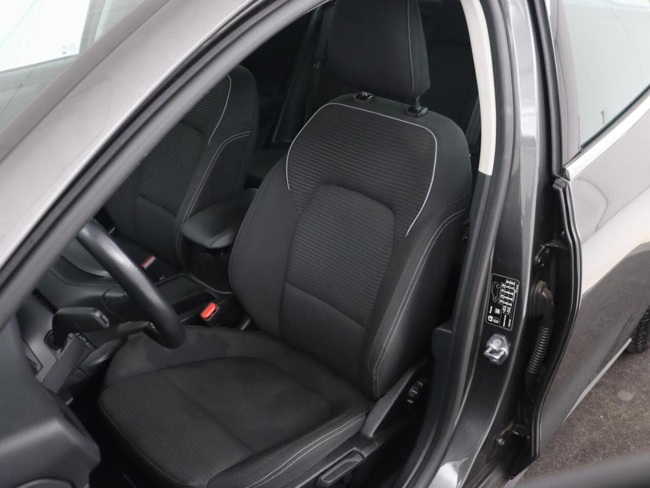 Ford FOCUS 1.0 EcoBoost Titanium | Trekhaak | Carplay | Navigatie | Keyless | Full LED | Parkeerhulp | Climate control | Cruise control