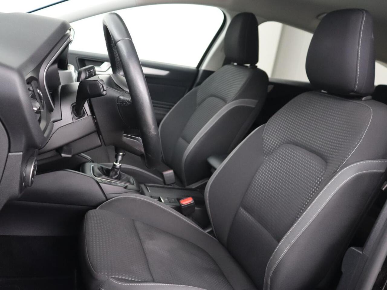 Ford FOCUS 1.5 EcoBoost Titanium | Trekhaak | Stoel & stuurverwarming | Camera | Carplay | Navigatie | Keyless | Full LED | Cruise control