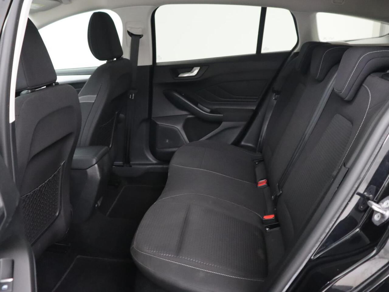 Ford FOCUS 1.5 EcoBoost Titanium | Trekhaak | Stoel & stuurverwarming | Camera | Carplay | Navigatie | Keyless | Full LED | Cruise control