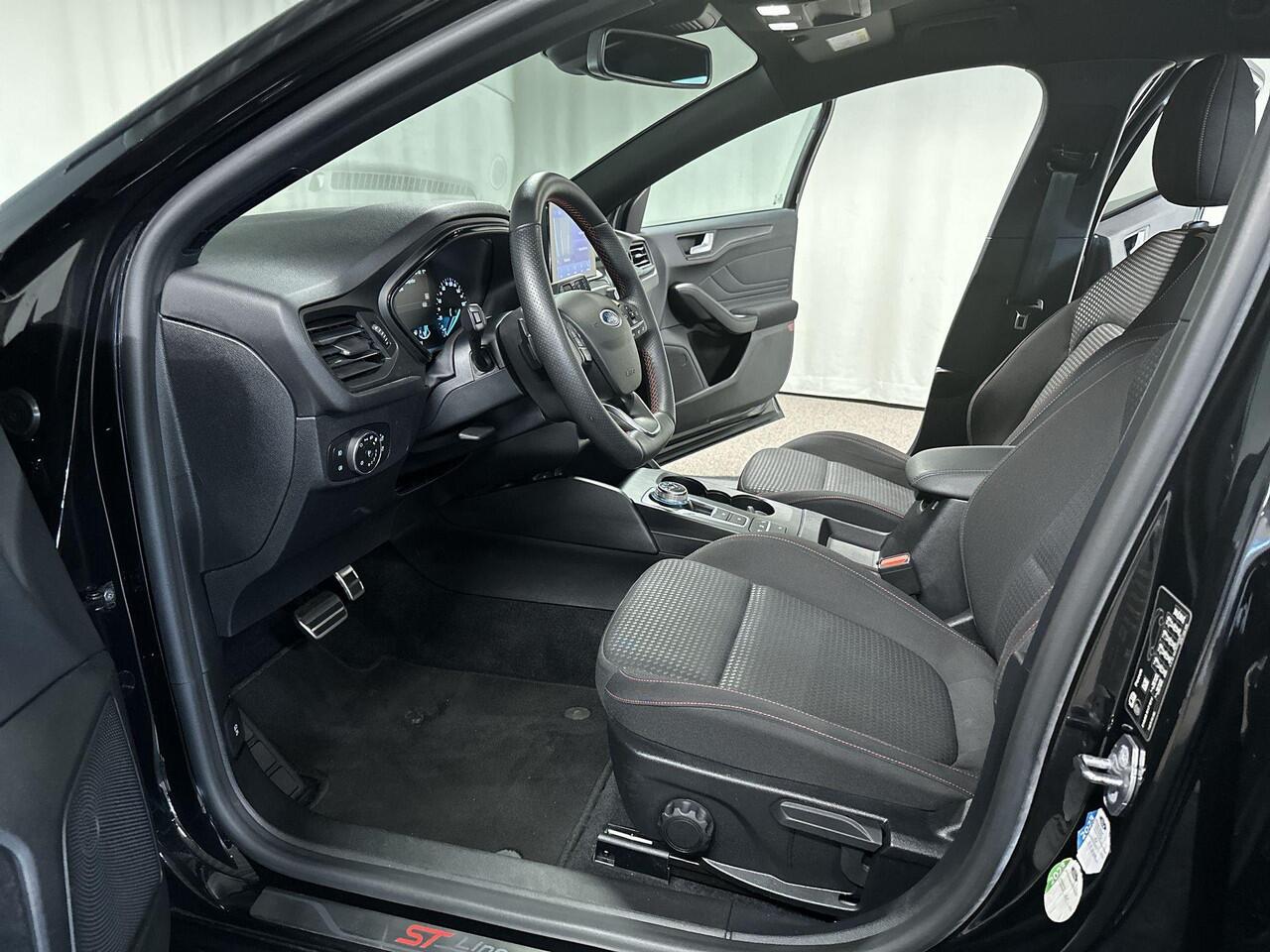 Ford FOCUS Wagon 1.5 EcoBoost ST Line X Business Automaat | Trekhaak | Navi