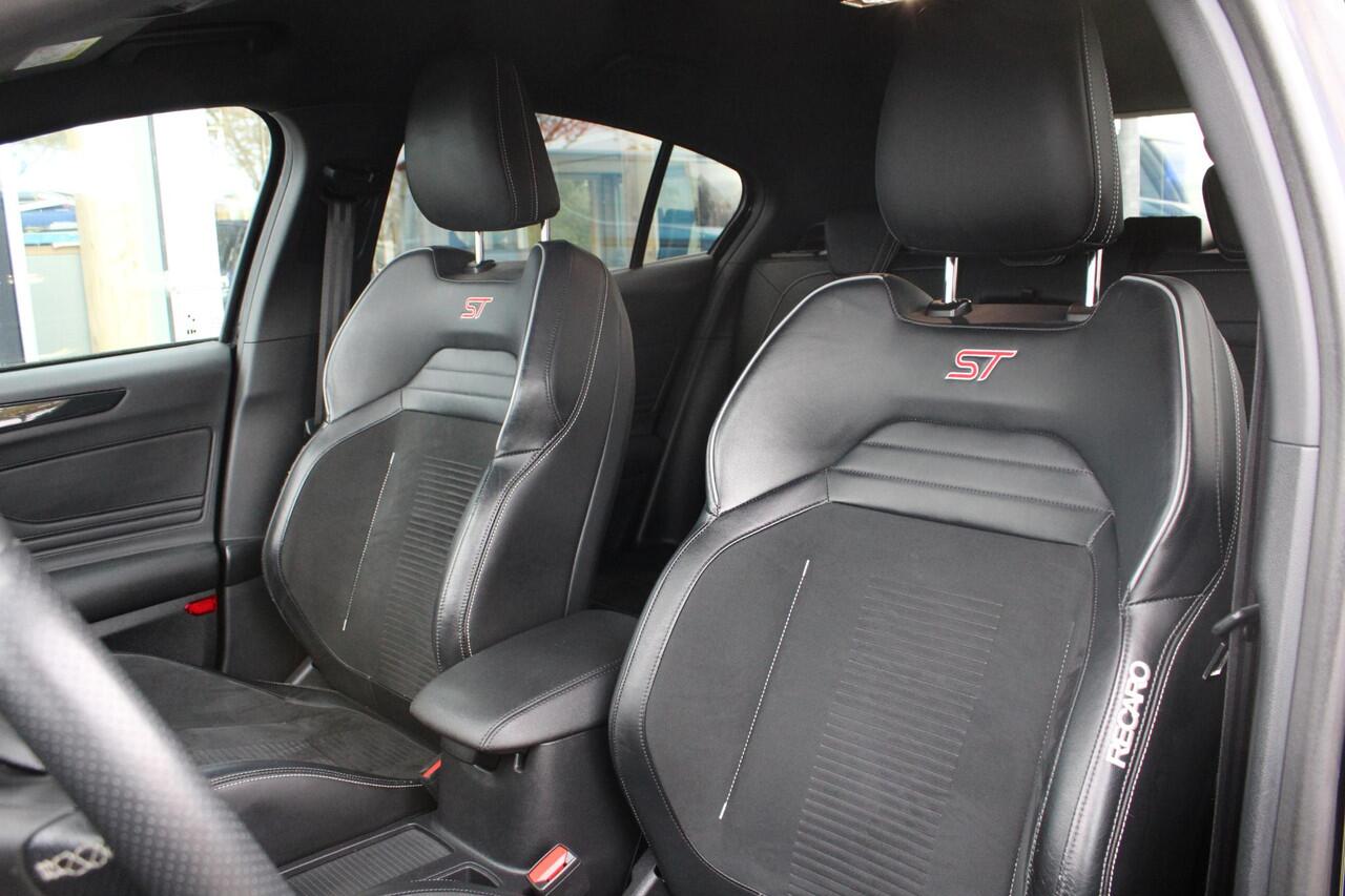 Ford FOCUS 2.3 EcoBoost ST-3 280pk | Launch Control | Winter Pack | Adaptive LED | Achteruitrijcamera | HUD |