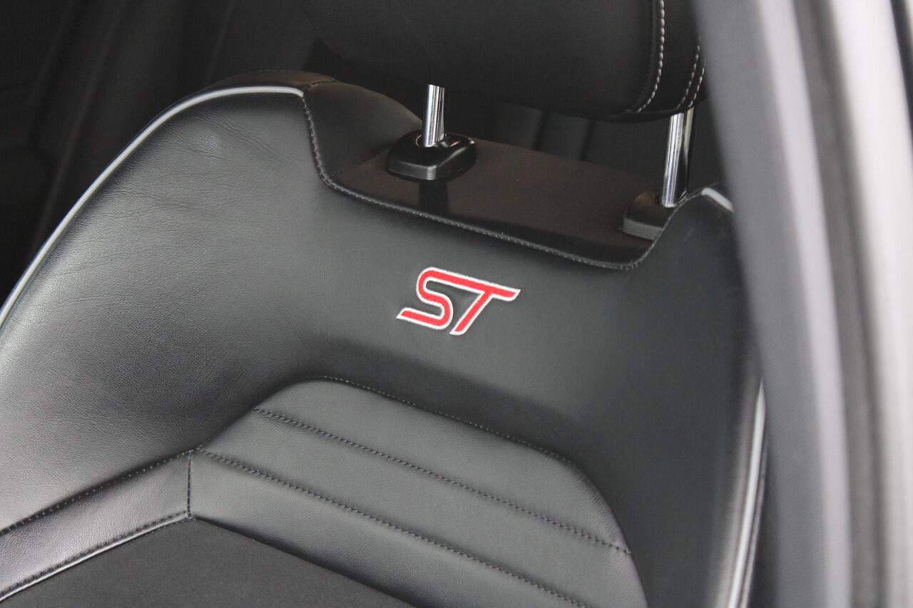 Ford FOCUS 2.3 EcoBoost ST-3 280pk | Launch Control | Winter Pack | Adaptive LED | Achteruitrijcamera | HUD |